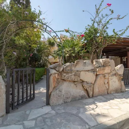 Albina - Elegant 3br Retreat With Private Pool Near Coral Bay 別荘