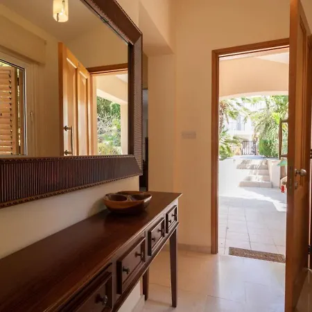 Albina - Elegant 3br Retreat With Private Pool Near Coral Bay *