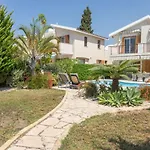 Albina - Elegant 3br Retreat With Private Pool Near Coral Bay *