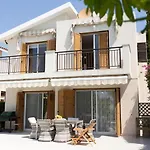 Albina - Elegant 3br Retreat With Private Pool Near Coral Bay Nyaraló *