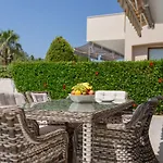 Albina - Elegant 3br Retreat With Private Pool Near Coral Bay