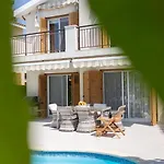 Nyaraló Albina - Elegant 3br Retreat With Private Pool Near Coral Bay *