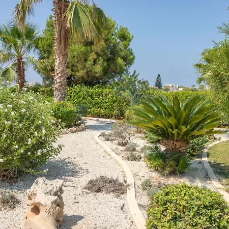 Albina - Elegant 3br Retreat With Private Pool Near Coral Bay Holiday home *