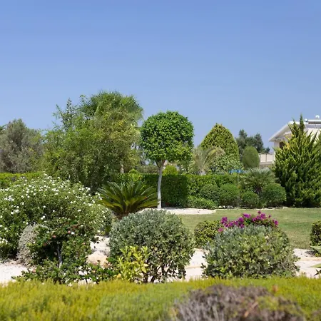 Albina - Elegant 3br Retreat With Private Pool Near Coral Bay Holiday home *