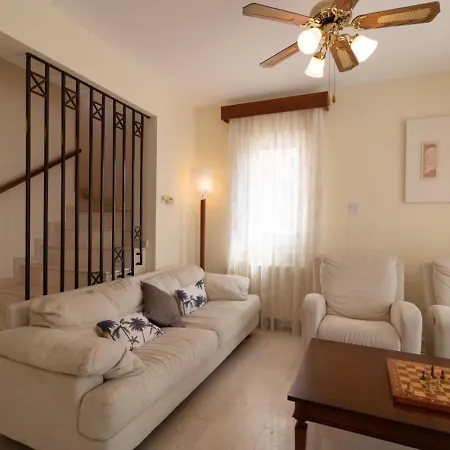 Albina - Elegant 3br Retreat With Private Pool Near Coral Bay Casa vacanze