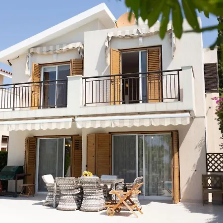 Albina - Elegant 3br Retreat With Private Pool Near Coral Bay Holiday home *