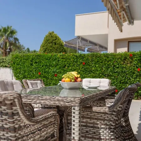 Albina - Elegant 3br Retreat With Private Pool Near Coral Bay