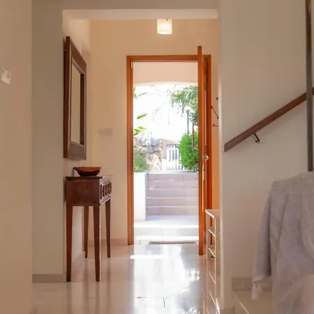 Albina - Elegant 3br Retreat With Private Pool Near Coral Bay
