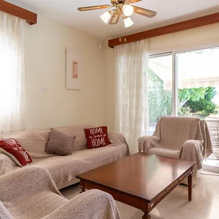 Albina - Elegant 3br Retreat With Private Pool Near Coral Bay