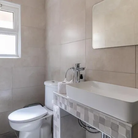Albina - Elegant 3br Retreat With Private Pool Near Coral Bay