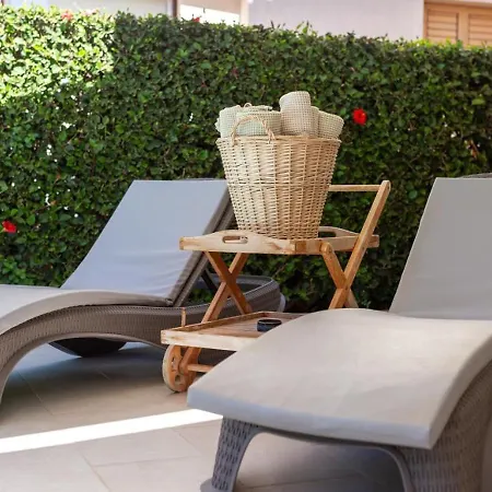 Albina - Elegant 3br Retreat With Private Pool Near Coral Bay