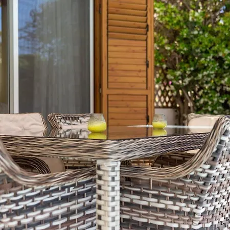 Prázdninový dům Albina - Elegant 3br Retreat With Private Pool Near Coral Bay *