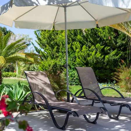 Albina - Elegant 3br Retreat With Private Pool Near Coral Bay *
