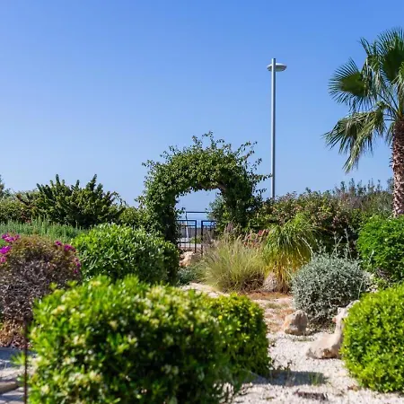 Albina - Elegant 3br Retreat With Private Pool Near Coral Bay *