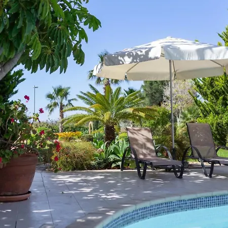 Albina - Elegant 3br Retreat With Private Pool Near Coral Bay *