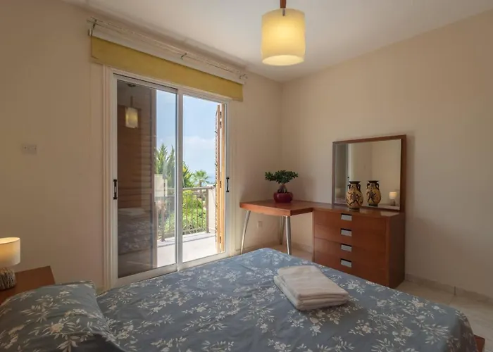 Albina - Elegant 3br Retreat With Private Pool Near Coral Bay