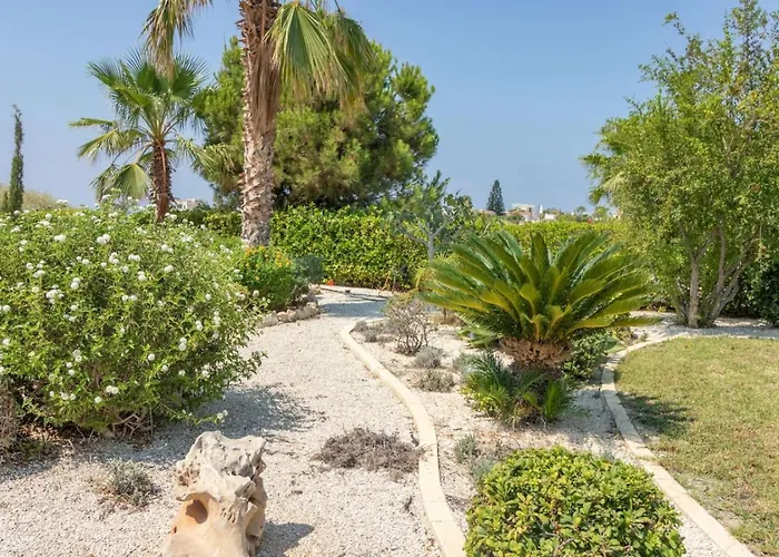 Albina - Elegant 3br Retreat With Private Pool Near Coral Bay Vakantiehuis *