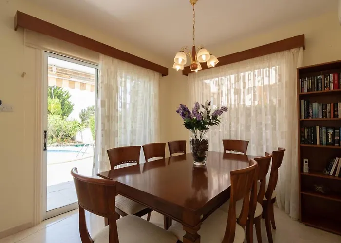 Vakantiehuis Albina - Elegant 3br Retreat With Private Pool Near Coral Bay