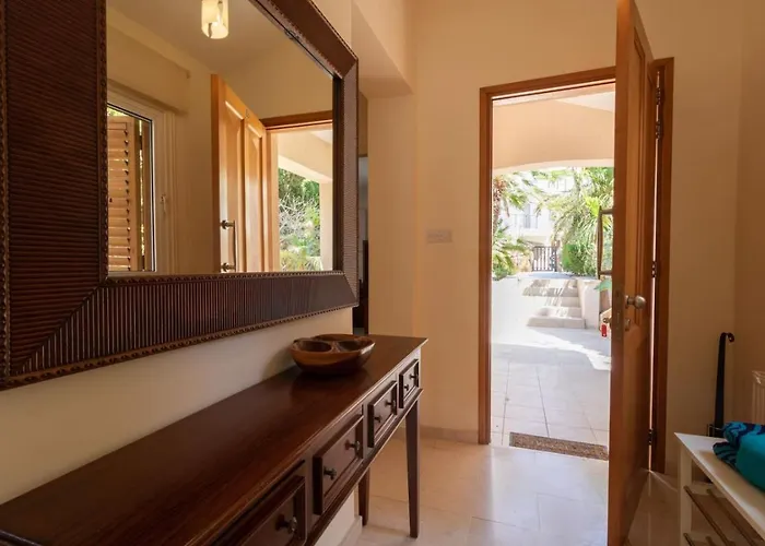 Albina - Elegant 3br Retreat With Private Pool Near Coral Bay *