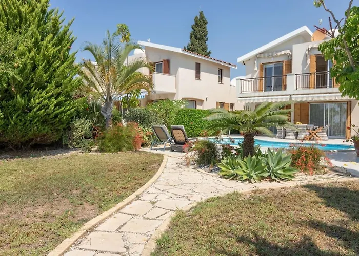 Albina - Elegant 3br Retreat With Private Pool Near Coral Bay *