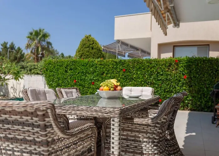 Albina - Elegant 3br Retreat With Private Pool Near Coral Bay